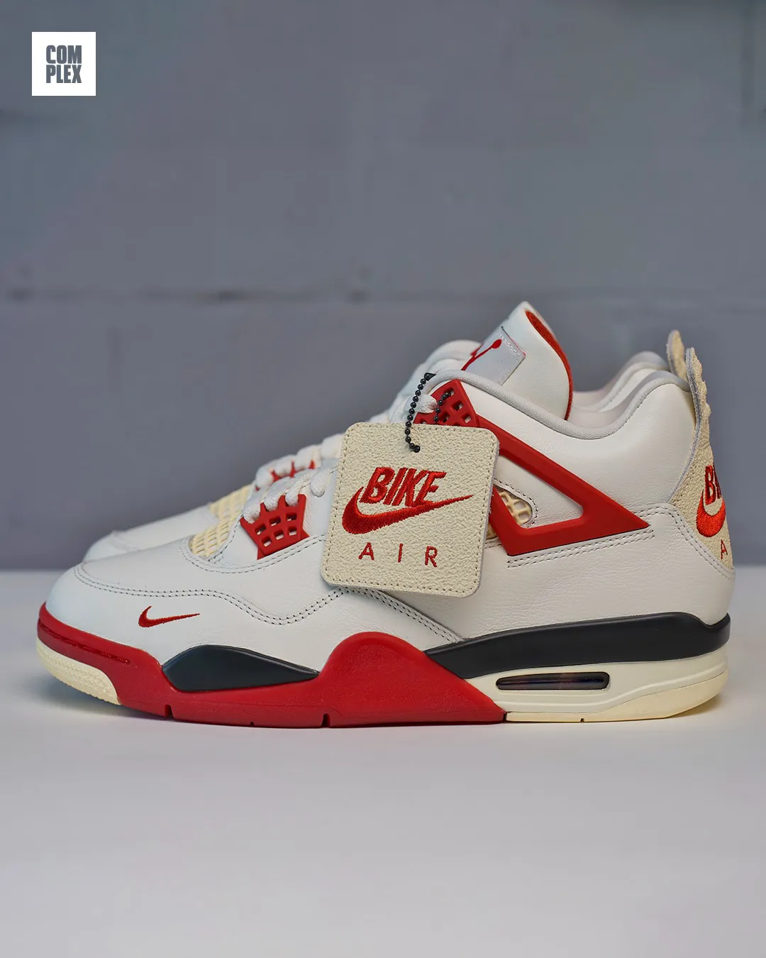 Detalle del branding BIKE AIR en el heel tab y mini Swoosh en el forefoot