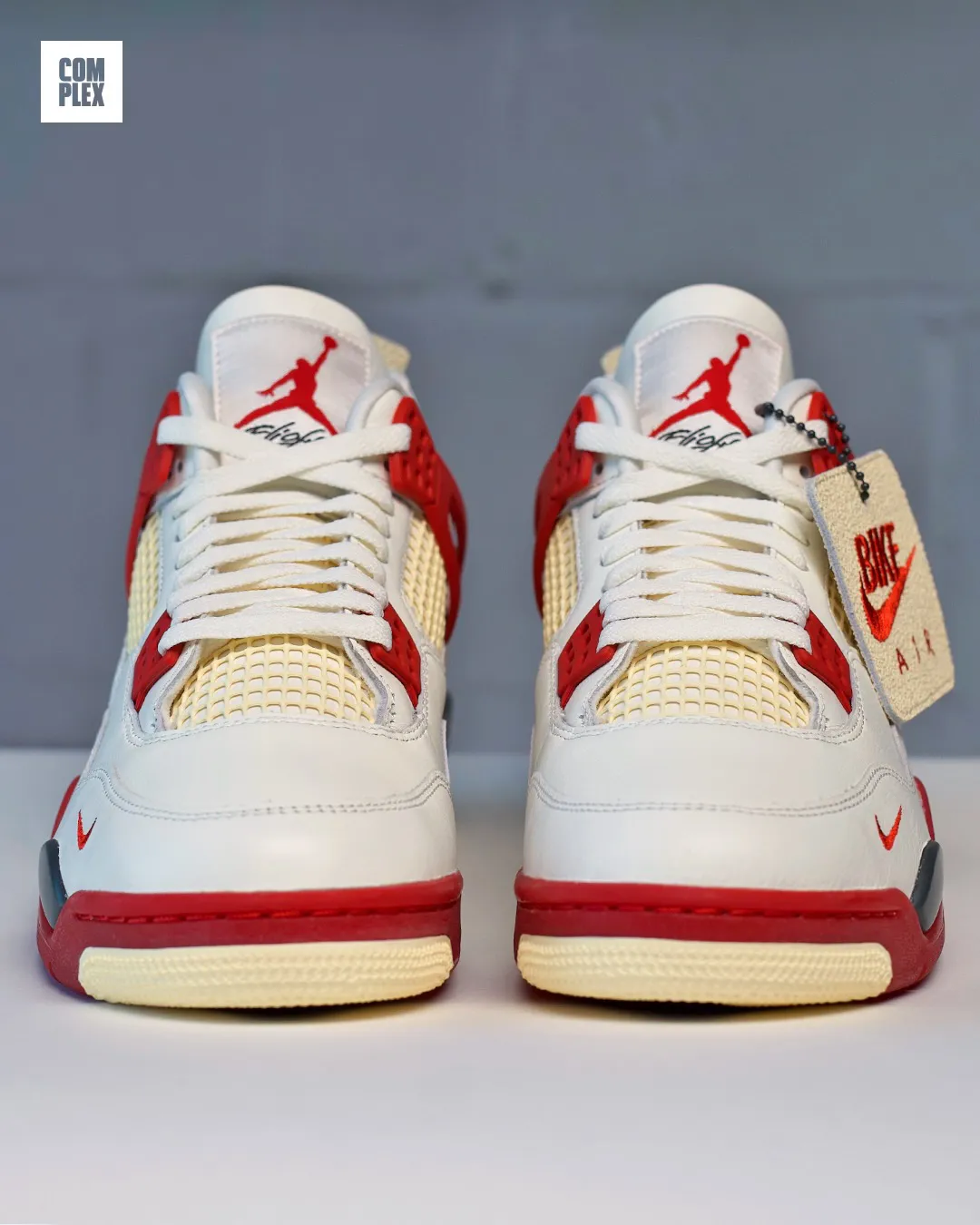 Par completo de las Air Jordan 4 Brick After Brick con detalles Cinnabar